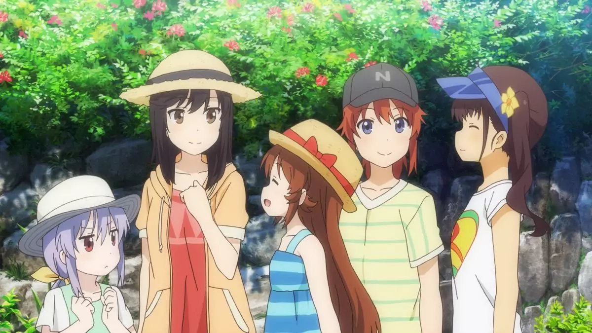 Non Non Biyori characters enjoy a sunny day outdoors, wearing summer hats and smiling together in nature.